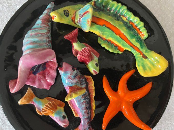 Assiette Décorative Vintage en Barbotine Noire - Poissons et étoile de Mer