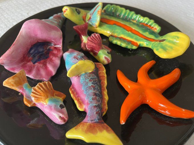 Assiette Décorative Vintage en Barbotine Noire - Poissons et étoile de Mer