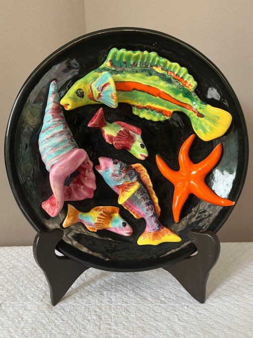 Assiette Décorative Vintage en Barbotine Noire - Poissons et étoile de Mer