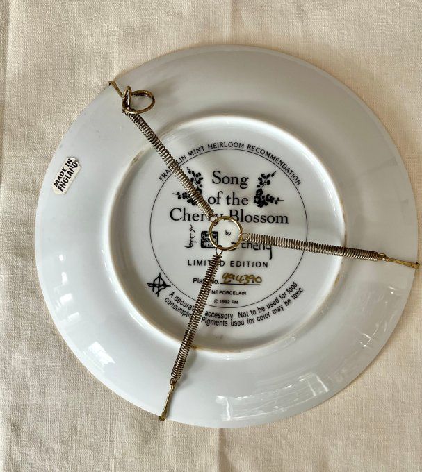 Assiette florale, « Song of the Cherry Blossom » – Le Chant des Fleurs de Cerisier