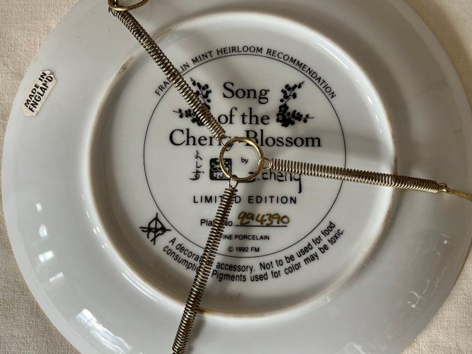 Assiette florale, « Song of the Cherry Blossom » – Le Chant des Fleurs de Cerisier