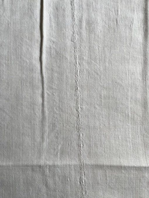 Draps anciens en métis, sortis d'une armoire, à laver