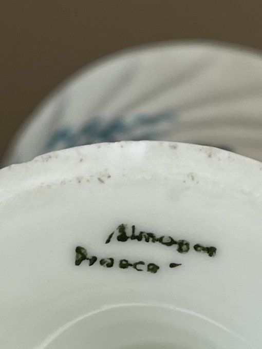 Mazagran au décor de myosotis en porcelaine de Limoges  