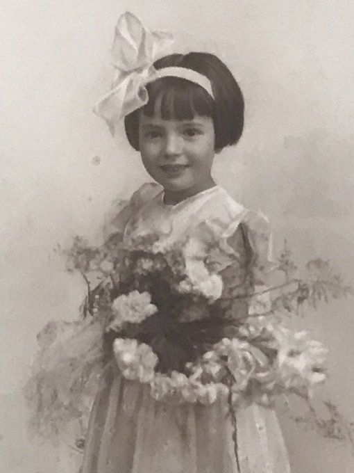 Ancienne photo d'une petite fille encadrée 
