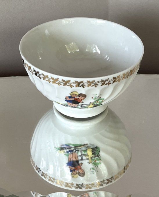 2 Petits bols anciens en porcelaine décor enfants, style Germaine Bouret, début XXe siècle