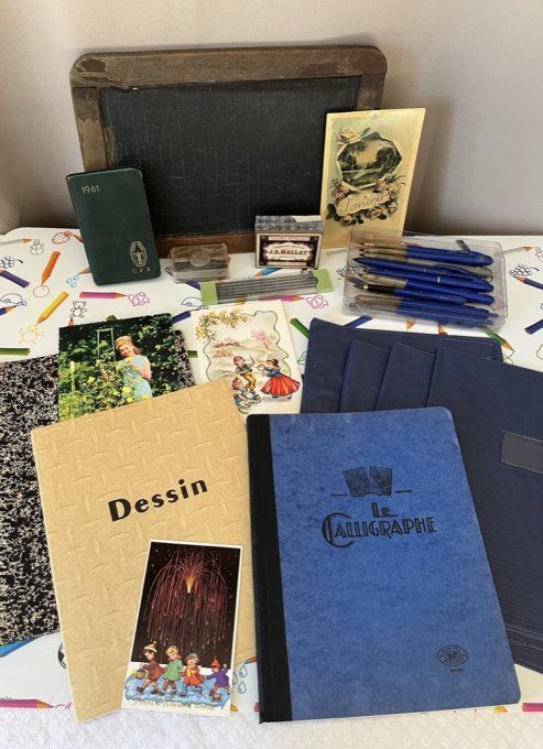 Lot d'accessoires d'école vintage avec ardoise, cahiers et fournitures