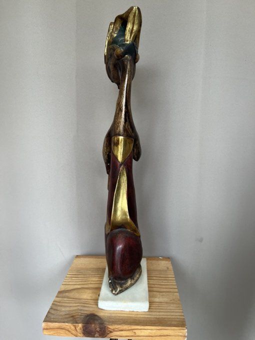 Belle sculpture en bois indonésienne, musicienne jouant d'une flûte