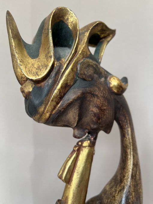 Belle sculpture en bois indonésienne, musicienne jouant d'une flûte