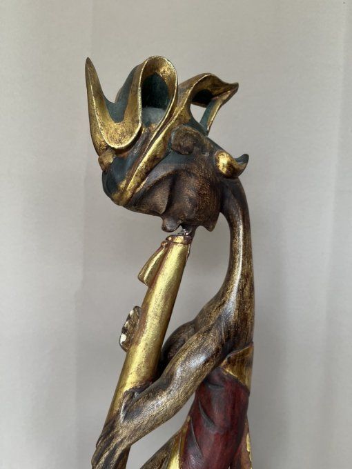 Belle sculpture en bois indonésienne, musicienne jouant d'une flûte