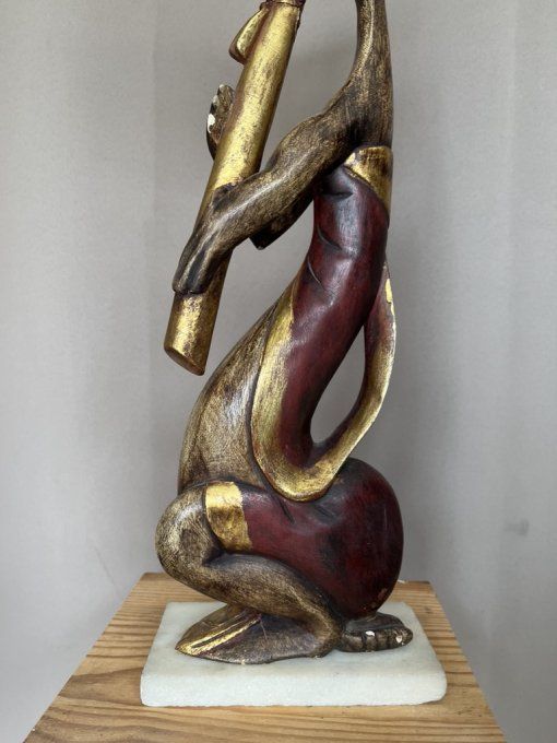 Belle sculpture en bois indonésienne, musicienne jouant d'une flûte