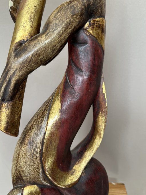 Belle sculpture en bois indonésienne, musicienne jouant d'une flûte