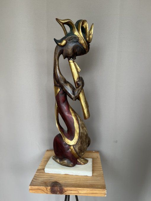 Belle sculpture en bois indonésienne, musicienne jouant d'une flûte