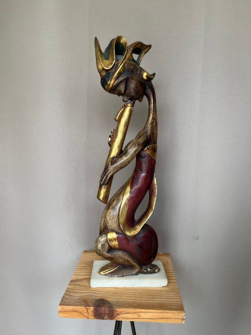Belle sculpture en bois indonésienne, musicienne jouant d'une flûte