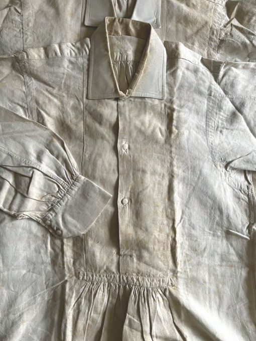 Biaude, Longue chemise ancienne à col français, plis devant et dos