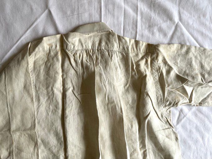 Biaude, Longue chemise ancienne à col français, plis devant et dos