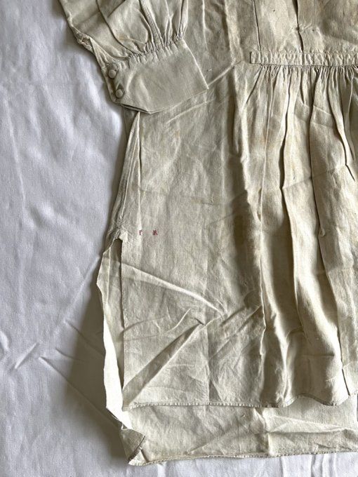 Biaude, Longue chemise ancienne à col français, plis devant et dos