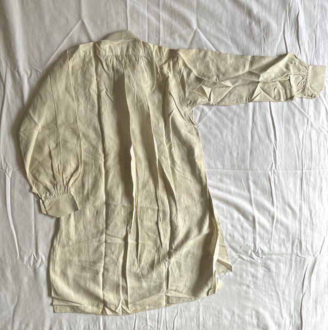 Biaude, Longue chemise ancienne à col français, plis devant et dos