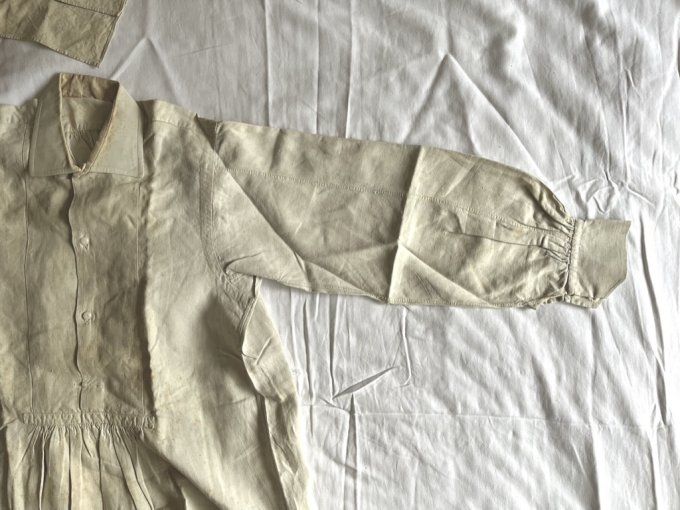 Biaude, Longue chemise ancienne à col français, plis devant et dos
