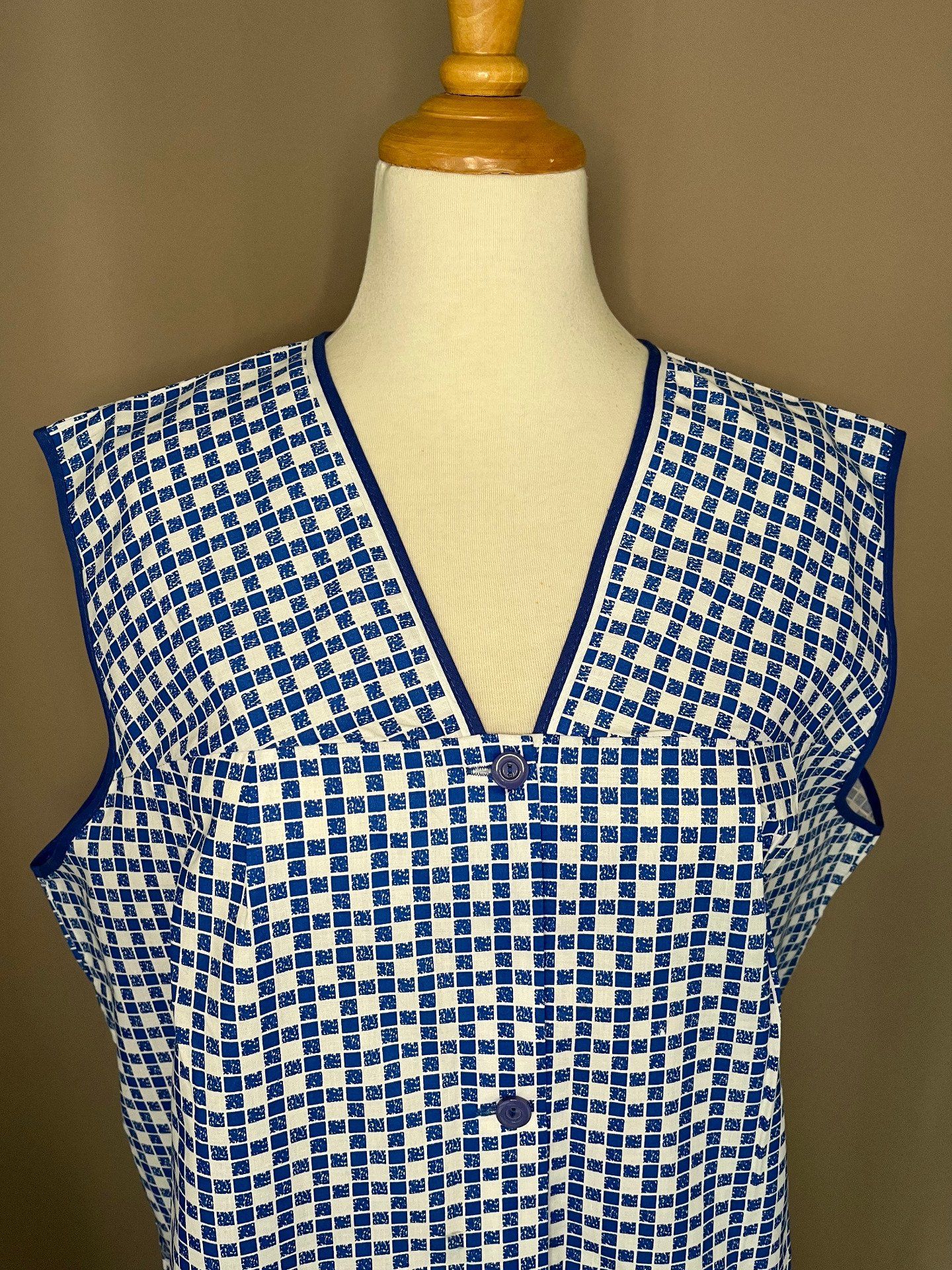 Blouse vintage, tablier à petits carreaux bleus et blancs style vichy,  Neuf Blouse vintage, tablier à petits carreaux bleus et blancs style vichy,  Neuf
