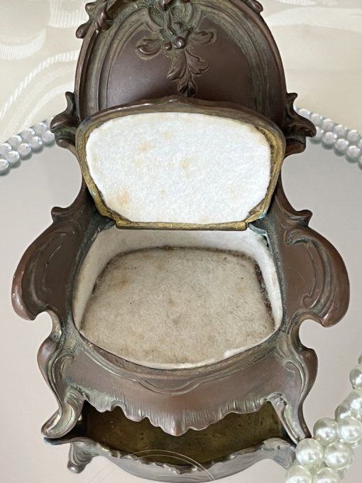 Boîte à bijoux en forme de fauteuil, Art Nouveau, Élégance d’antan