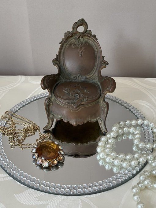 Boîte à bijoux en forme de fauteuil, Art Nouveau, Élégance d’antan