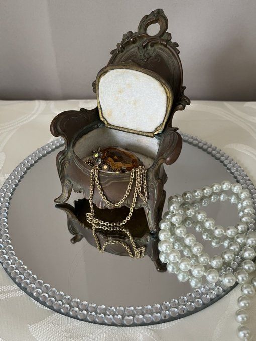 Boîte à bijoux en forme de fauteuil, Art Nouveau, Élégance d’antan