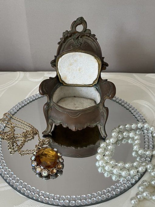 Boîte à bijoux en forme de fauteuil, Art Nouveau, Élégance d’antan