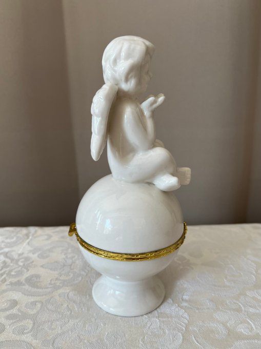 Boîte à bijoux en porcelaine blanche ornée d’un chérubin