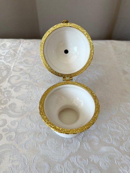 Boîte à bijoux en porcelaine blanche ornée d’un chérubin
