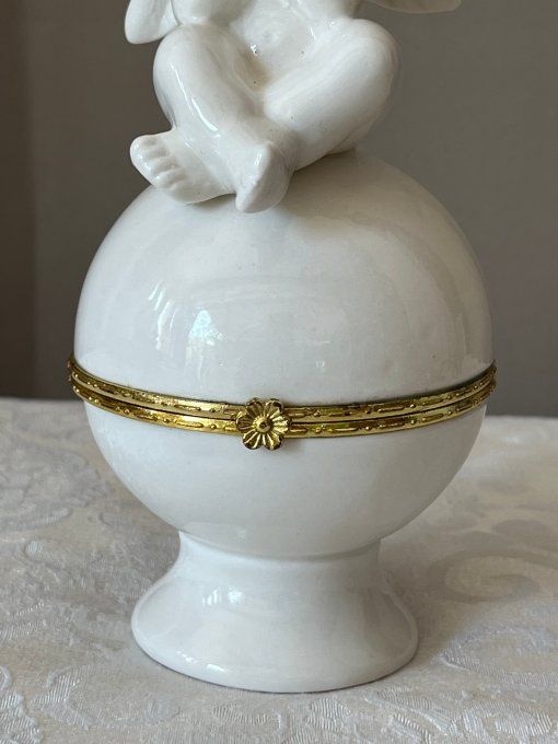 Boîte à bijoux en porcelaine blanche ornée d’un chérubin