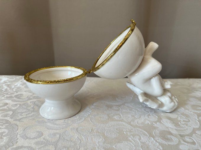 Boîte à bijoux en porcelaine blanche ornée d’un chérubin