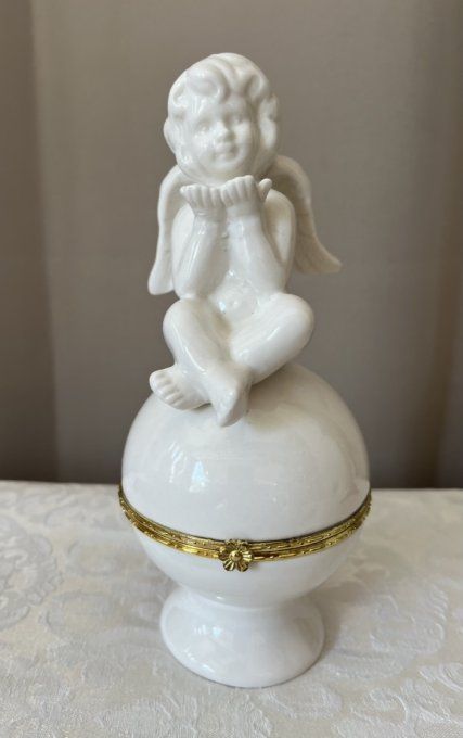 Boîte à bijoux en porcelaine blanche ornée d’un chérubin