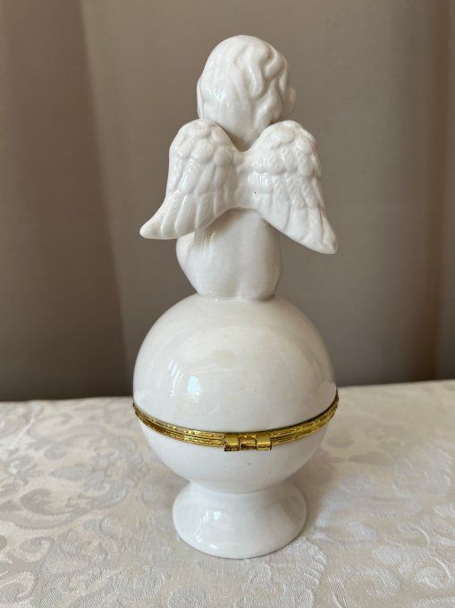 Boîte à bijoux en porcelaine blanche ornée d’un chérubin