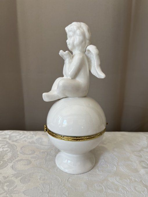 Boîte à bijoux en porcelaine blanche ornée d’un chérubin