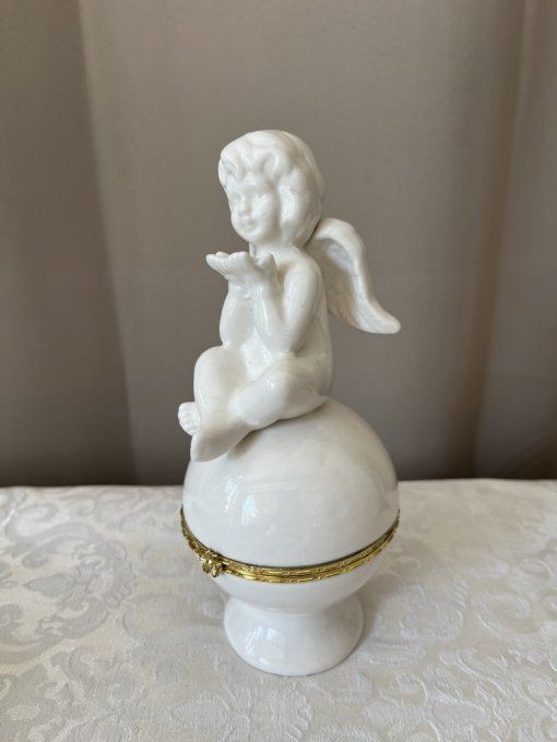 Boîte à bijoux en porcelaine blanche ornée d’un chérubin