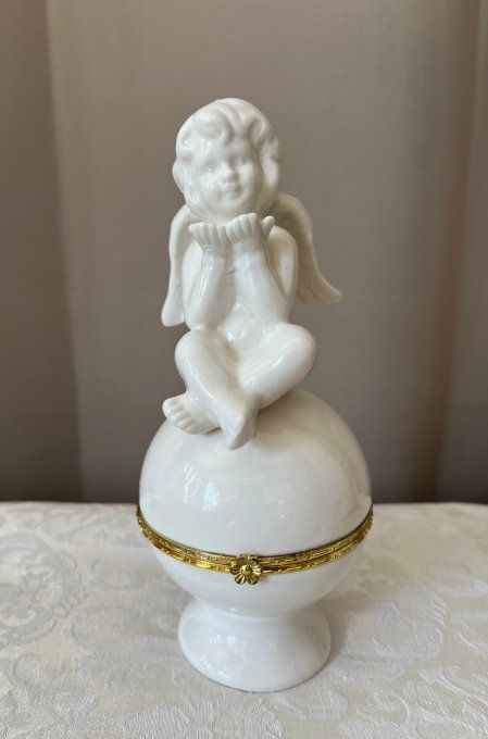 Boîte à bijoux en porcelaine blanche ornée d’un chérubin