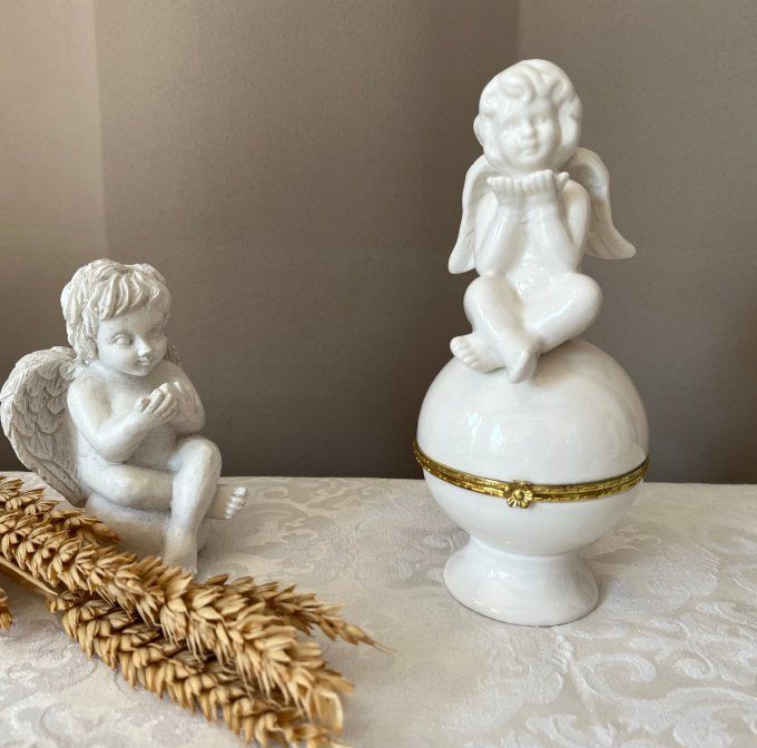 Boîte à bijoux en porcelaine blanche ornée d’un chérubin