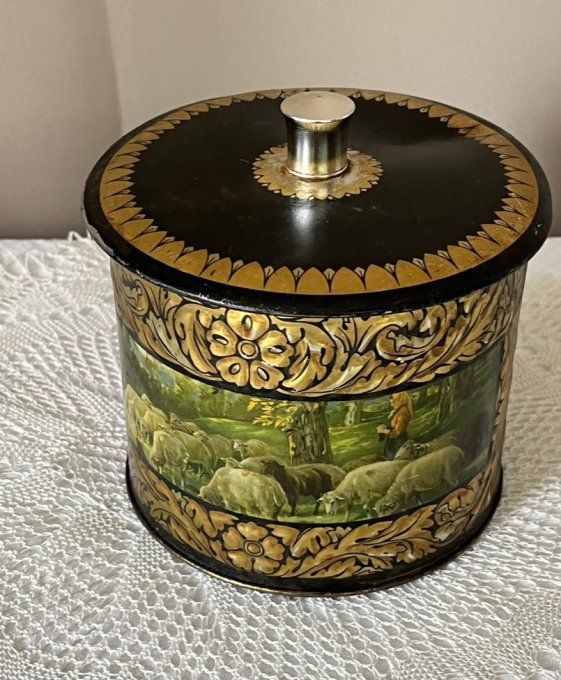 Boite à gâteau en métal ancienne, Décor moutons, bergère, nature