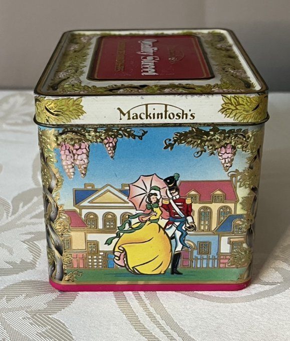 Boîte Métal vintage de Chocolats QUALITY STREET Mackintosh’s de 1989, Décor Calèche Anglaise