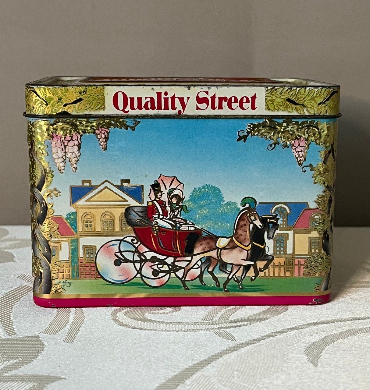 Boîte Métal vintage de Chocolats QUALITY STREET Mackintosh’s de 1989, Décor Calèche Anglaise