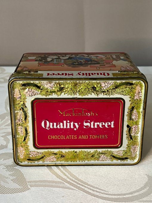 Boîte Métal vintage de Chocolats QUALITY STREET Mackintosh’s de 1989, Décor Calèche Anglaise