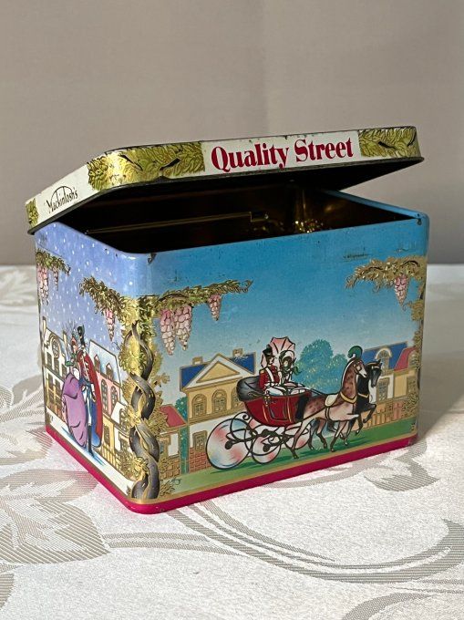 Boîte Métal vintage de Chocolats QUALITY STREET Mackintosh’s de 1989, Décor Calèche Anglaise