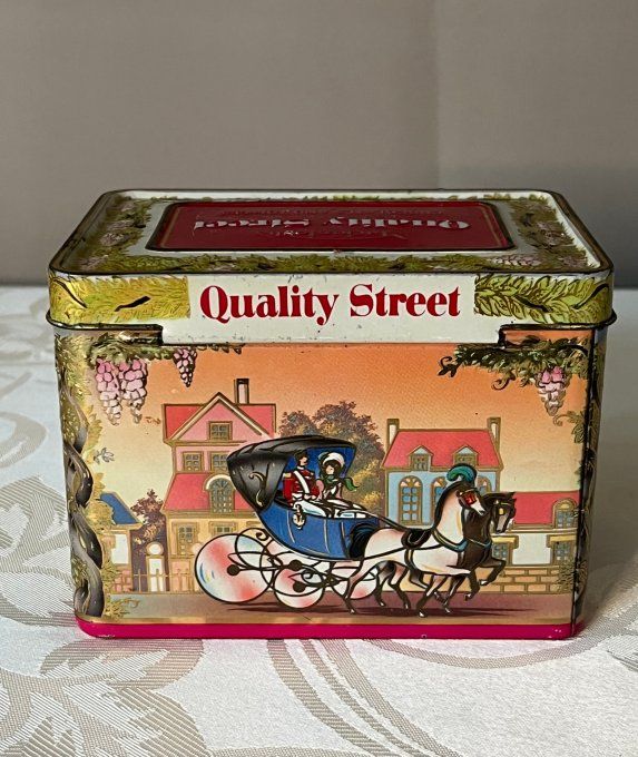 Boîte Métal vintage de Chocolats QUALITY STREET Mackintosh’s de 1989, Décor Calèche Anglaise
