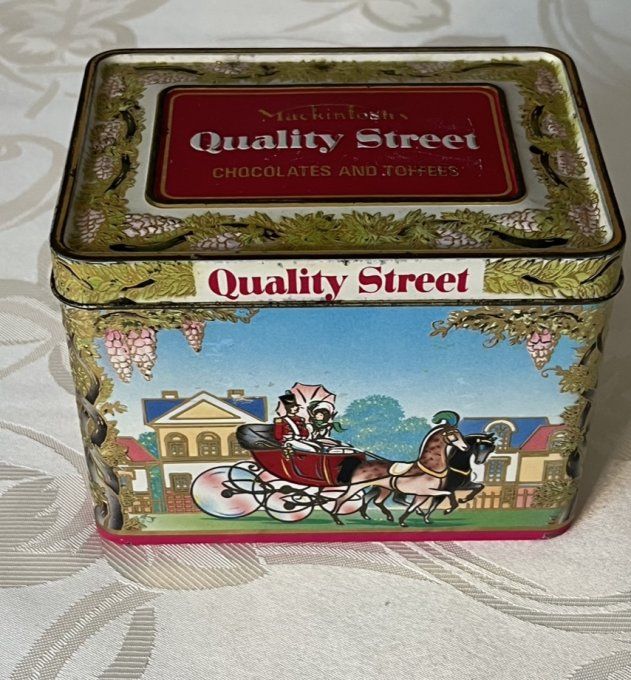 Boîte Métal vintage de Chocolats QUALITY STREET Mackintosh’s de 1989, Décor Calèche Anglaise