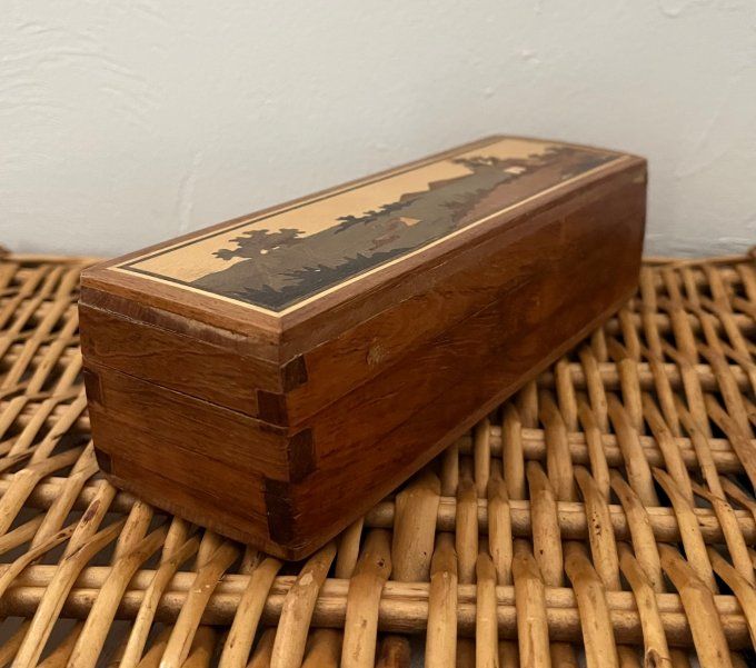 Boîte vintage à ouverture secrète, en bois avec marqueterie paysage