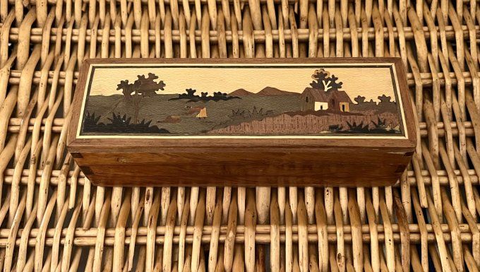 Boîte vintage à ouverture secrète, en bois avec marqueterie paysage