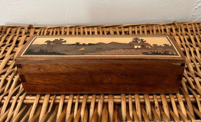 Boîte vintage à ouverture secrète, en bois avec marqueterie paysage