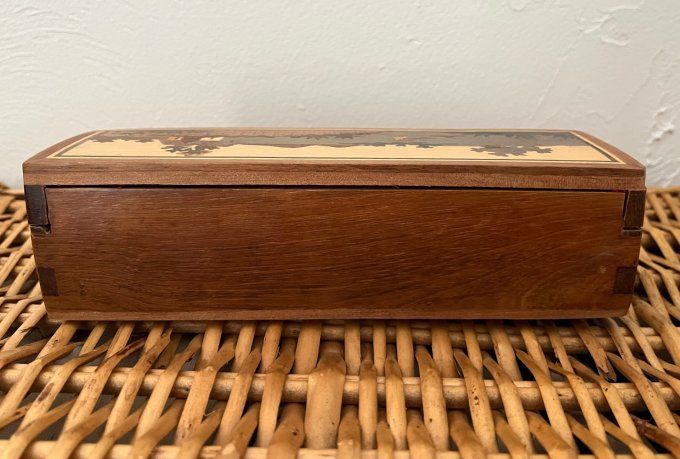 Boîte vintage à ouverture secrète, en bois avec marqueterie paysage