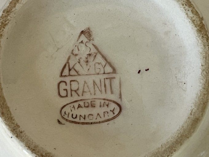 Bol Ancien en faïence "Granit" K.GY. Hungary - Motif floral rouge - Vaisselle Vintage Hongroise