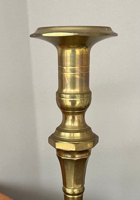 Bougeoir ancien en laiton massif à la patine dorée